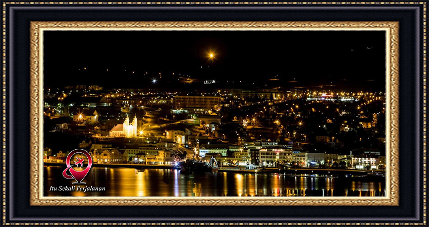 Pemandangan Langit Malam di Akureyri