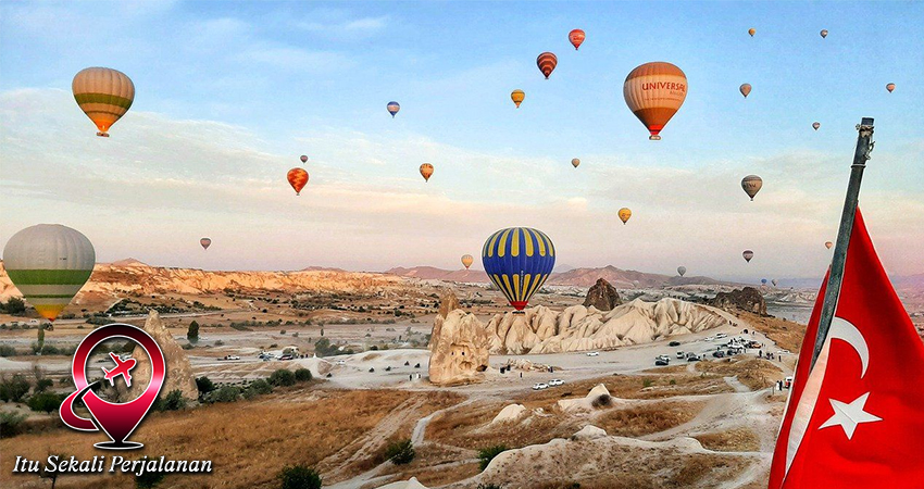 Pemandangan Memukau di Balon Udara Cappadocia, Turki